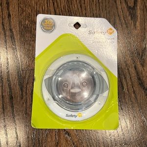 👗NWT deadbolt safety lock for kids